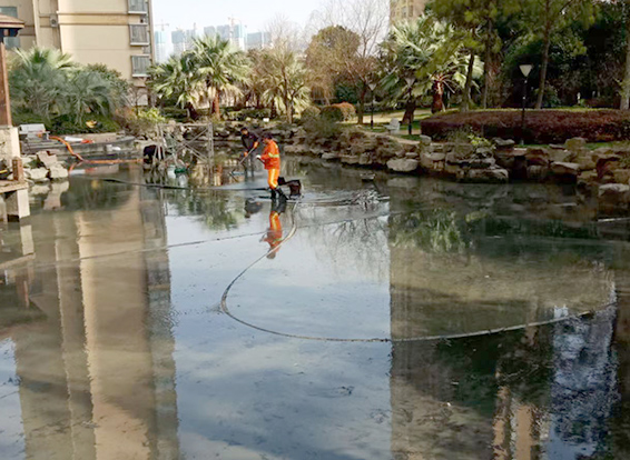 上甘岭景观池淤泥清理