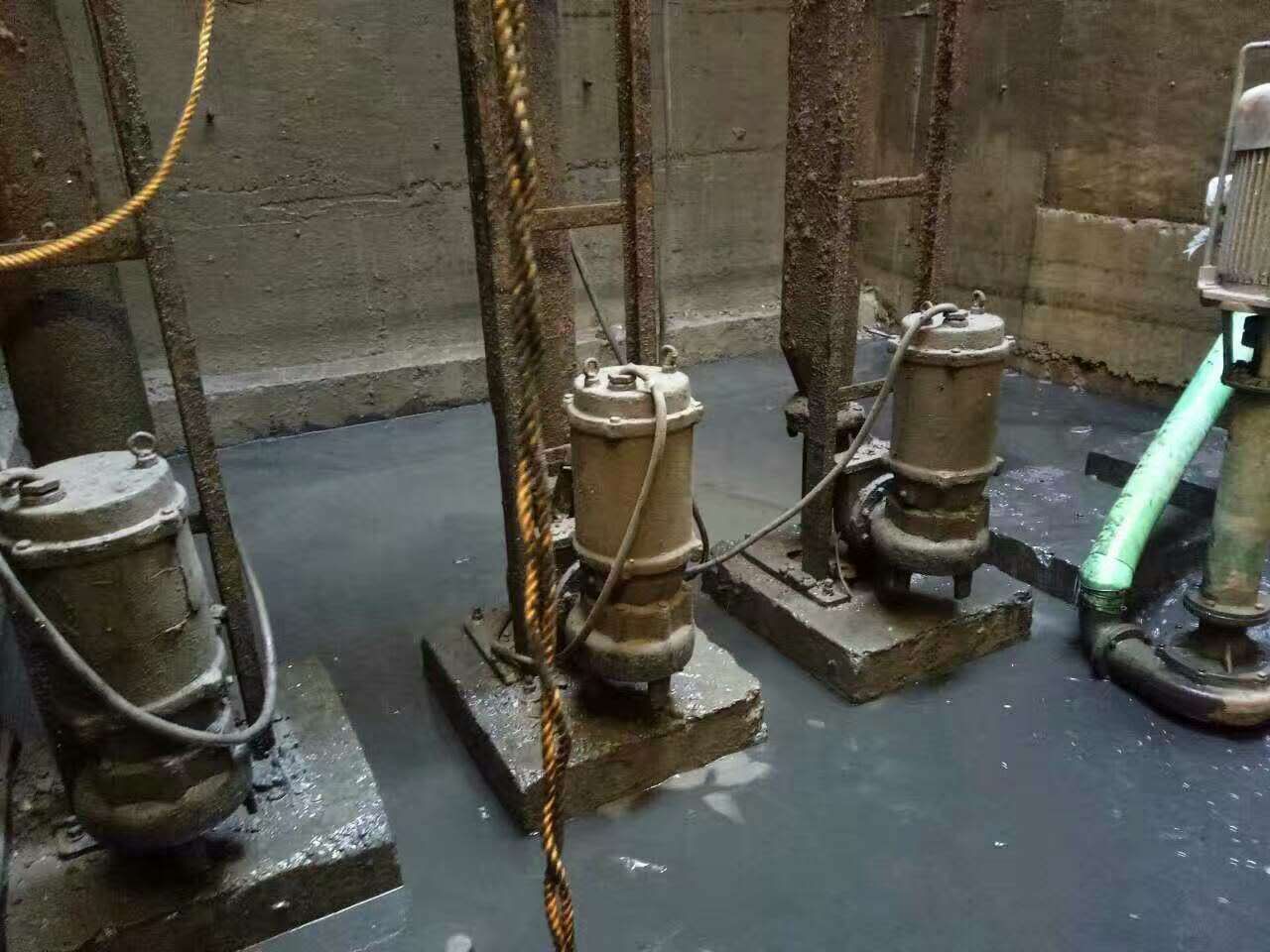 上甘岭污水池清理