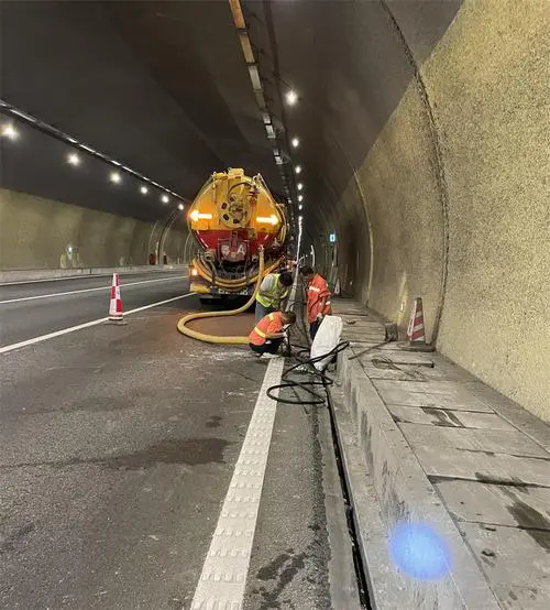 上甘岭隧道排水渠清淤